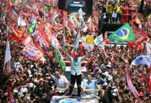 Ato de campanha de Lula mobiliza Apoiadores em Copacabana na véspera da votação