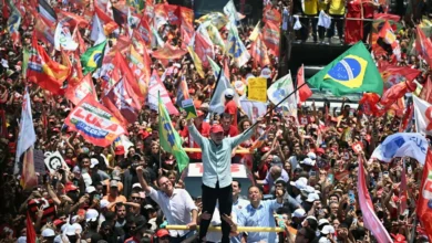 Ato de campanha de Lula mobiliza Apoiadores em Copacabana na véspera da votação