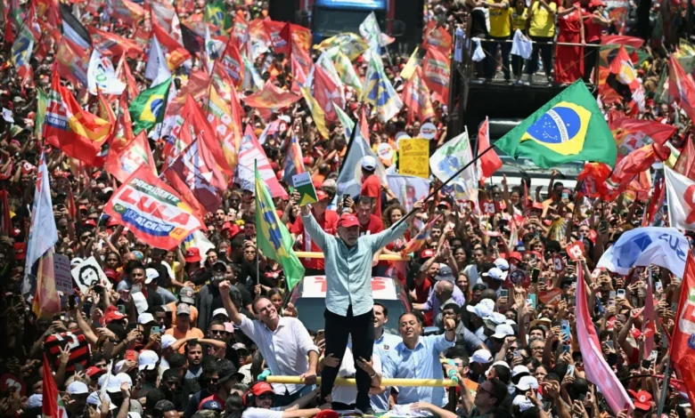 Ato de campanha de Lula mobiliza Apoiadores em Copacabana na véspera da votação