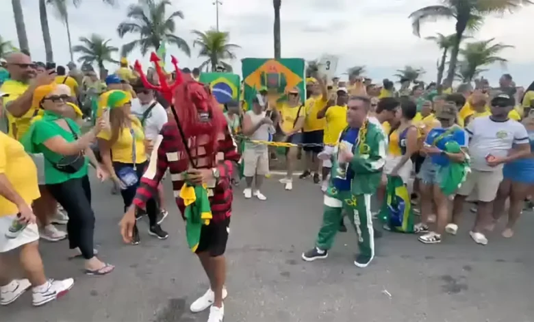 Ato de campanha no Rio de Janeiro repercute após registro de homem conduzido por corrente