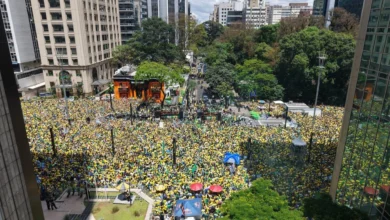 Ato de Flávio Bolsonaro na avenida Paulista mobiliza seis quarteirões em São Paulo