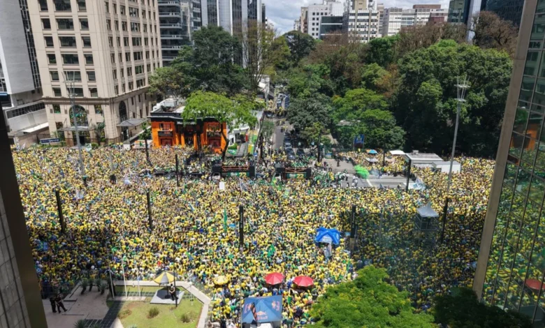 Ato de Flávio Bolsonaro na avenida Paulista mobiliza seis quarteirões em São Paulo