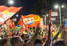 Ato em apoio a Lula reúne multidão nas ruas da capital goiana