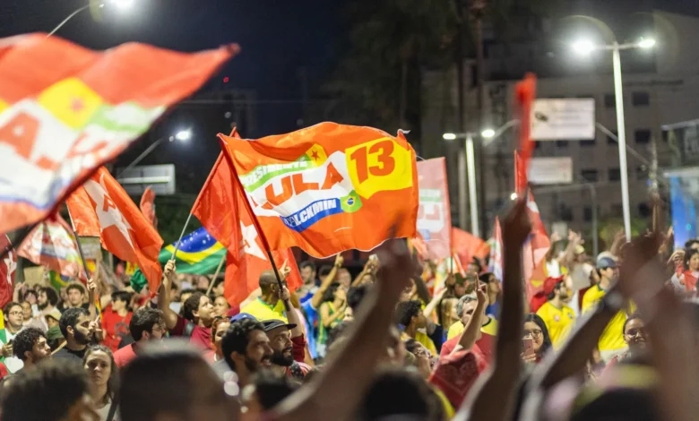 Ato em apoio a Lula reúne multidão nas ruas da capital goiana