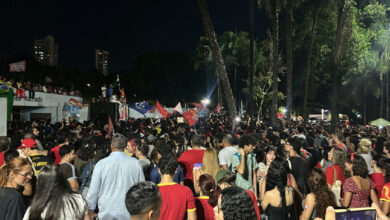 Ato em defesa da democracia reúne apoiadores de Lula na Praça Universitária em Goiânia