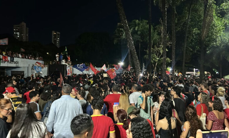 Ato em defesa da democracia reúne apoiadores de Lula na Praça Universitária em Goiânia