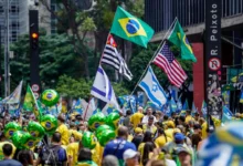 Ato na avenida paulista reúne apoiadores de flávio bolsonaro e lideranças da direita