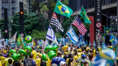 Ato na avenida paulista reúne apoiadores de flávio bolsonaro e lideranças da direita