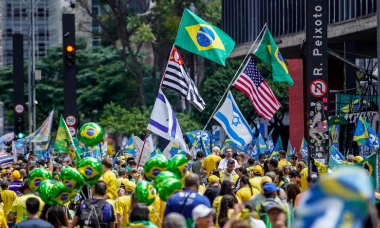 Ato na avenida paulista reúne apoiadores de flávio bolsonaro e lideranças da direita