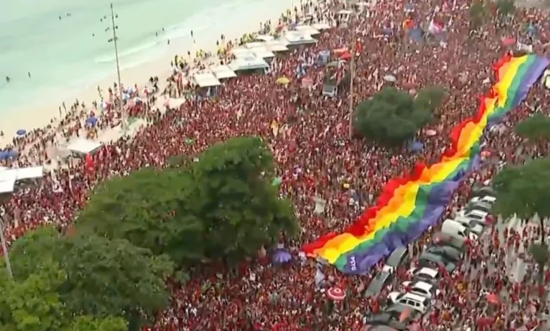 Ato pró-Lula mobiliza eleitores na avenida Atlântica em Copacabana