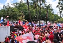Ato pró-Lula mobiliza multidão na Praça Universitária neste domingo