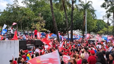 Ato pró-Lula mobiliza multidão na Praça Universitária neste domingo