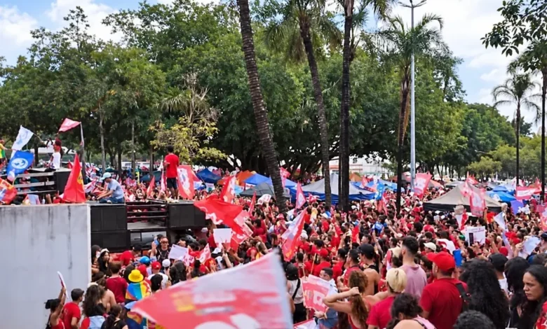 Ato pró-Lula mobiliza multidão na Praça Universitária neste domingo