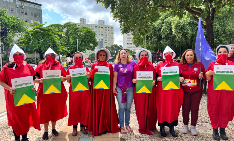 Ato público em Goiânia reúne manifestantes com Adriana Accorsi e destaca força feminina