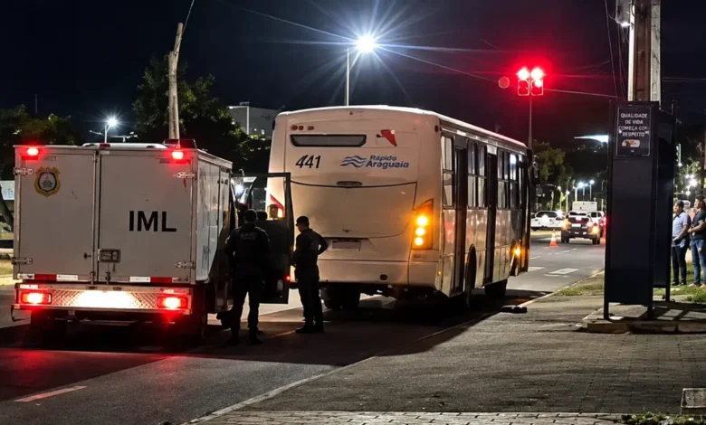 Atropelamento por ônibus resulta em morte de mulher em Goiânia