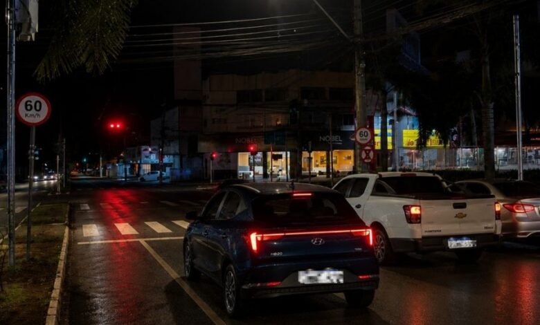 Avanço de sinal vermelho em Goiânia: entenda as regras e horários permitidos