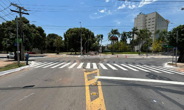 Avenida 85 tem cruzamento ampliado após remoção de ilha na Praça Cívica
