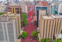 Avenida Paulista é tomada por multidão em ato de apoio à candidatura de Lula