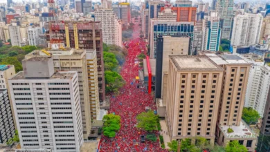 Avenida Paulista é tomada por multidão em ato de apoio à candidatura de Lula