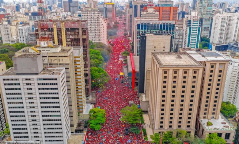Avenida Paulista é tomada por multidão em ato de apoio à candidatura de Lula