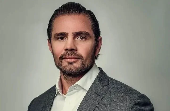 Banqueiro tentou adiar reportagem de jornal antes de negócio bilionário