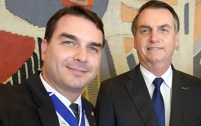 Bolsonaro solicita ao ministro Alexandre de Moraes autorização para encontros com Flávio
