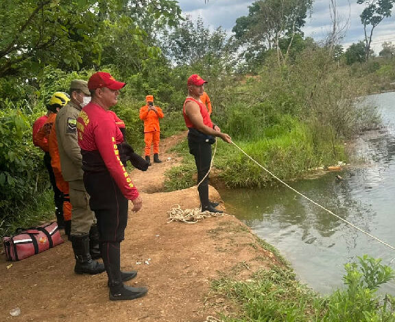 Bombeiros localizam corpo de homem submerso em lago de goiania