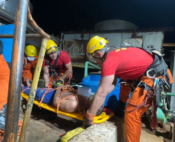 Bombeiros realizam resgate de operário após vazamento de amônia em frigorífico de Jataí