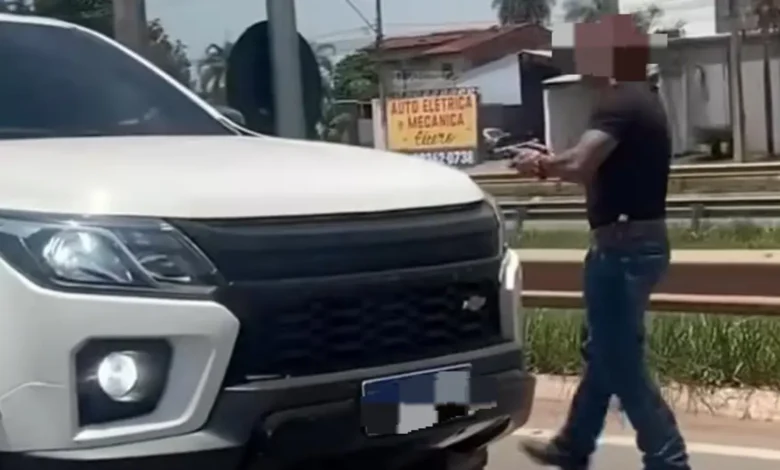 Briga de trânsito em Trindade termina com motorista armado ameaçando condutor