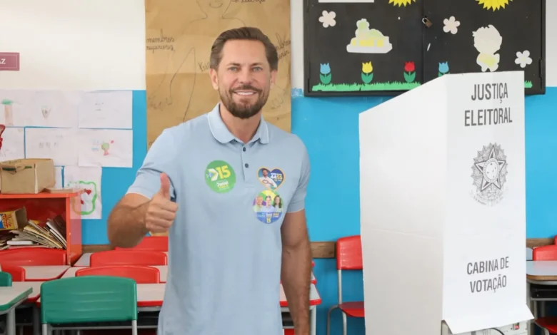 Bruno Peixoto vota em Goiânia e defende escolha consciente de representantes
