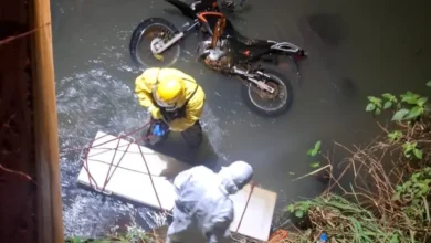 Buscas terminam com localização de corpo de motociclista em córrego de Goiás