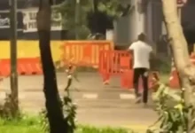 Cabo eleitoral é flagrado descartando propaganda política em frente a escola em Goiânia