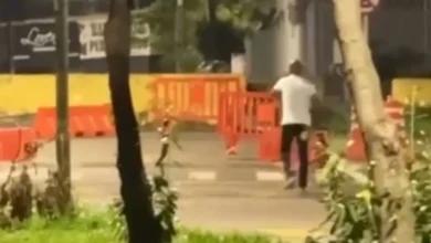 Cabo eleitoral é flagrado descartando propaganda política em frente a escola em Goiânia