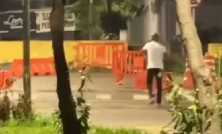 Cabo eleitoral é flagrado descartando propaganda política em frente a escola em Goiânia