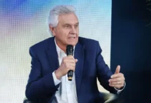 Caiado reforça trajetória de oposição ao PT com resgate de imagens históricas