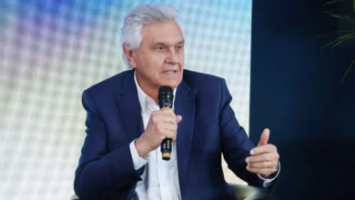 Caiado reforça trajetória de oposição ao PT com resgate de imagens históricas