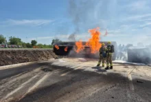 Caminhão-tanque tomba na BR-020, pega fogo e deixa motorista gravemente ferido em Goiás