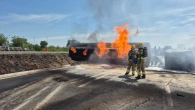 Caminhão-tanque tomba na BR-020, pega fogo e deixa motorista gravemente ferido em Goiás