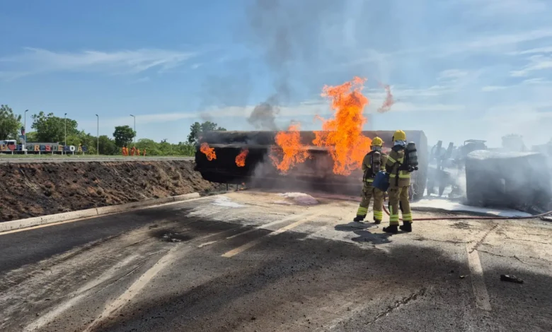 Caminhão-tanque tomba na BR-020, pega fogo e deixa motorista gravemente ferido em Goiás