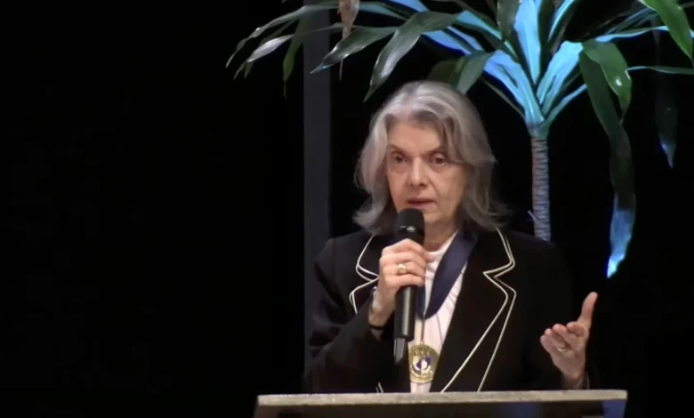 Cármen Lúcia defende a democracia como pilar essencial da liberdade