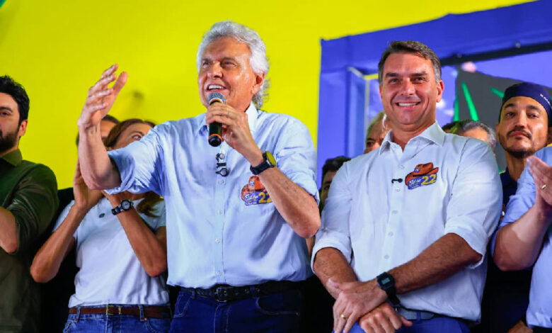 Cenário ministerial ganha contornos com negociações entre Flávio Bolsonaro e Ronaldo Caiado