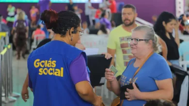 Centenas de cartões de auxílio aguardam retirada nesta segunda-feira