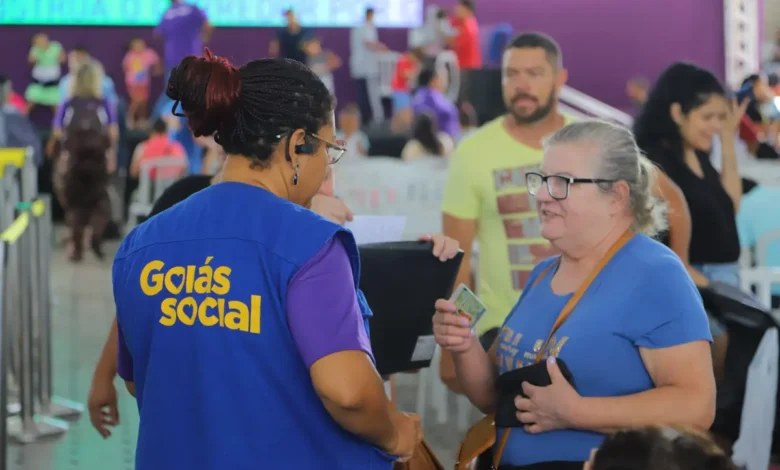 Centenas de cartões de auxílio aguardam retirada nesta segunda-feira