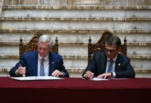 Chile e Bolívia firmam acordos históricos em primeira visita presidencial em setenta e um anos