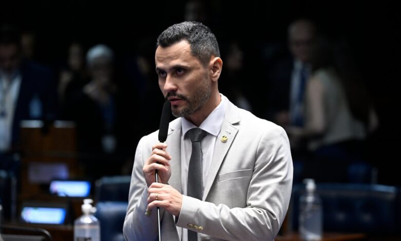 Cleitinho Azevedo mantém apoio a Flávio Bolsonaro apesar de divergência sobre escala 6x1