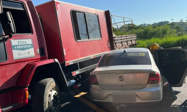 Colisão entre automóvel e caminhão na Go-309 resulta em duas pessoas feridas