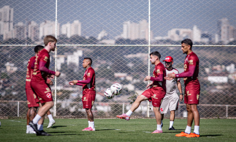 Com Dudu entre os titulares e alteração na lateral, Guto Ferreira define o Vila Nova contra o Juventude