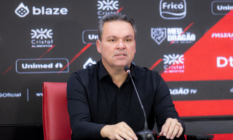 Com salários em dia, Adson cobra elenco por acesso do clube