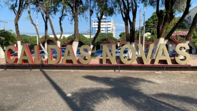 Comerciantes denunciam degradação e falta de higiene na Praça Mestre Orlando em Caldas Novas