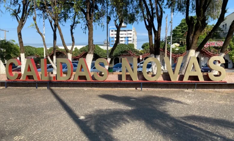 Comerciantes denunciam degradação e falta de higiene na Praça Mestre Orlando em Caldas Novas